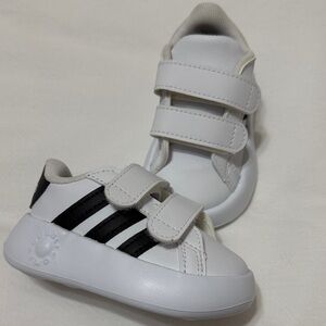 NEW! Adidas Comfy Bubble White and Black Velcro Sneakers. Size 4 Toddler